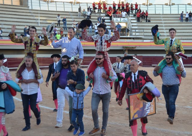 the three novilleros and the ganadero emerge triumphant from the Palio |